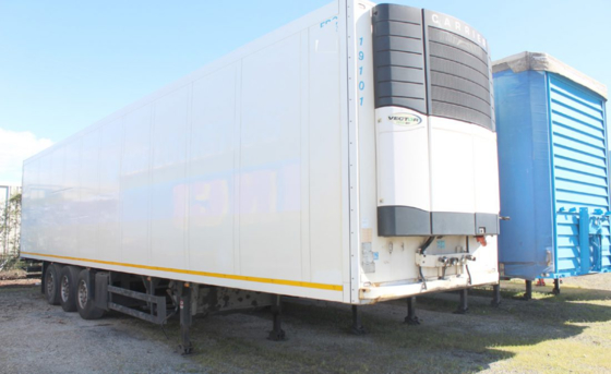 Truk Semi Trailer Boks Pendingin Tipe Bahan Bakar Diesel Kapasitas Muatan 30T